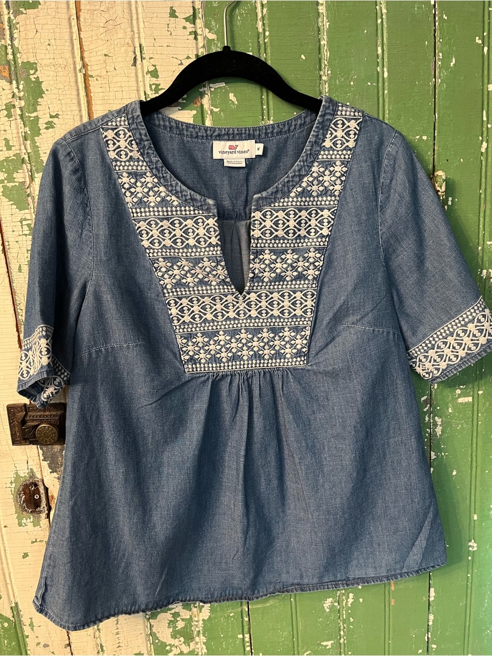 Vineyard Vines Top Blue Chambray with White Embroidered Yoke Size Small